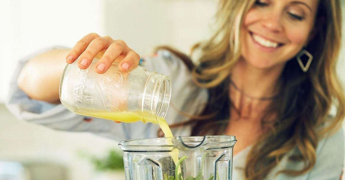 How to Make A Tropical Green CBD Smoothie